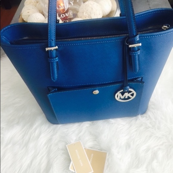 Michael Kors Handbags - Michael Kors Jet Set Large Snap Pocket Tote